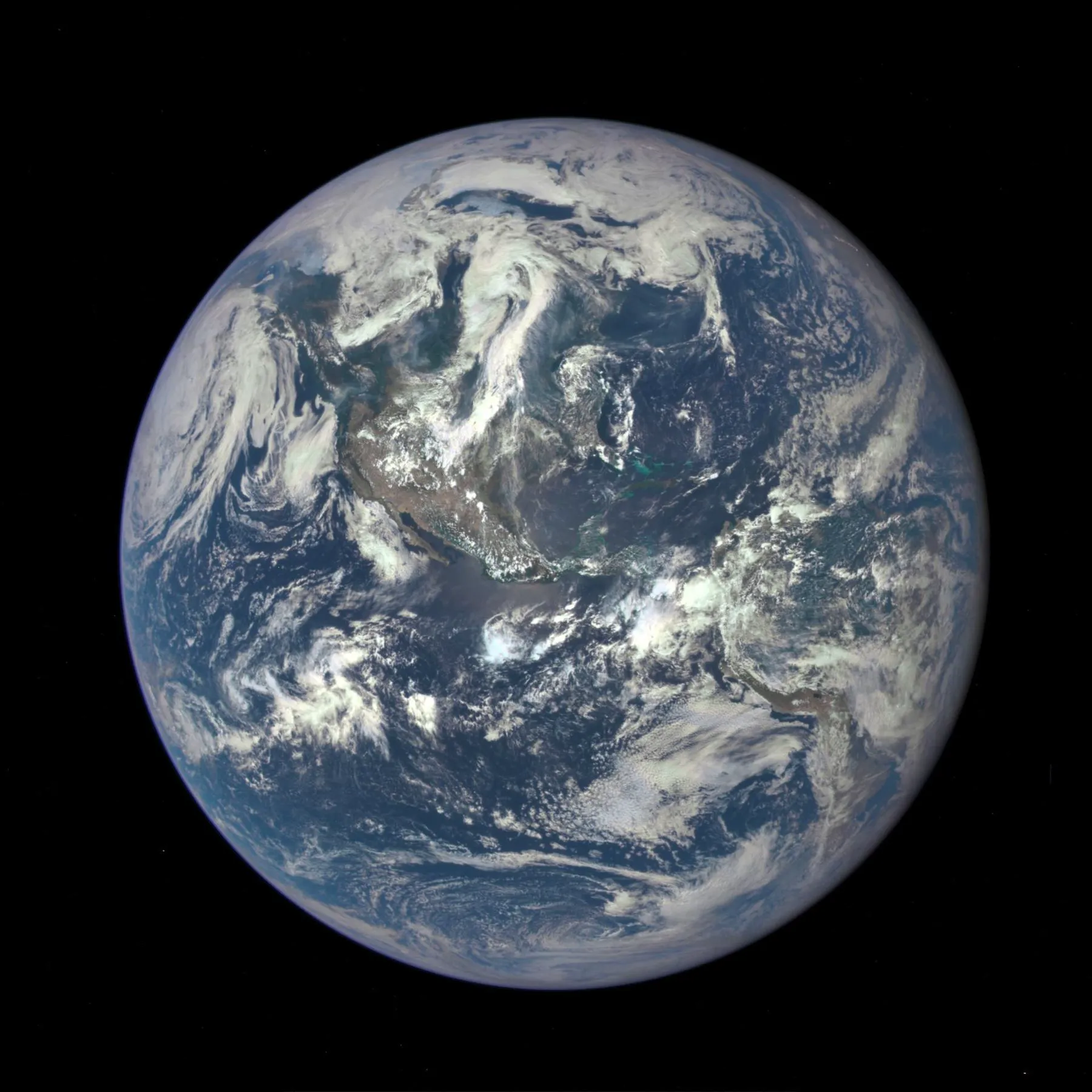 Hele den solbelyste jordskiven fotografert av EPIC-kameraet på DSCOVR