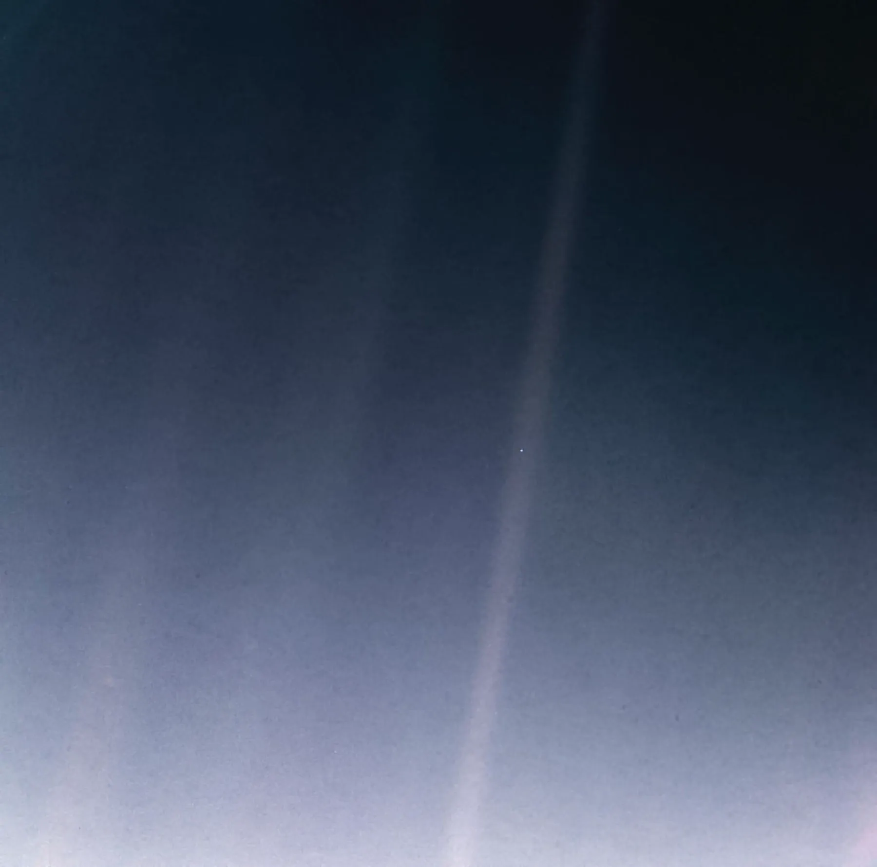 The Pale Blue Dot: jorden som én piksel i en stråle av spredt sollys, fotografert av Voyager 1