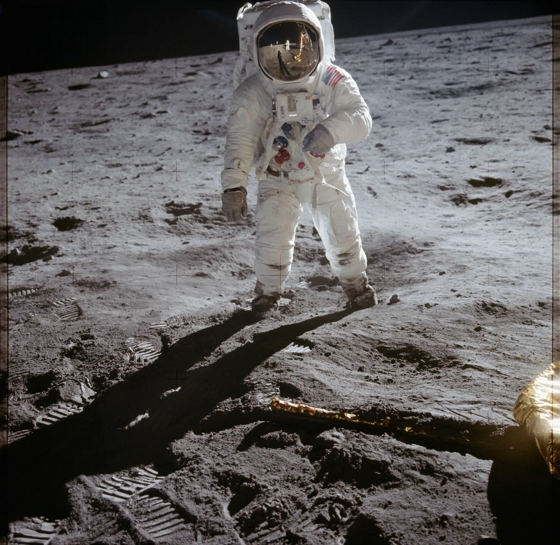 Buzz Aldrin på måneoverflaten, med Neil Armstrong og månelandingsfartøyet speilet i visiret