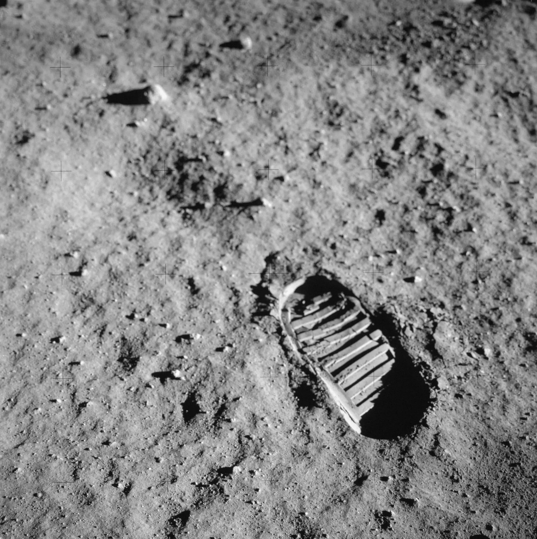 Et fotavtrykk presset ned i månestøv, Apollo 11