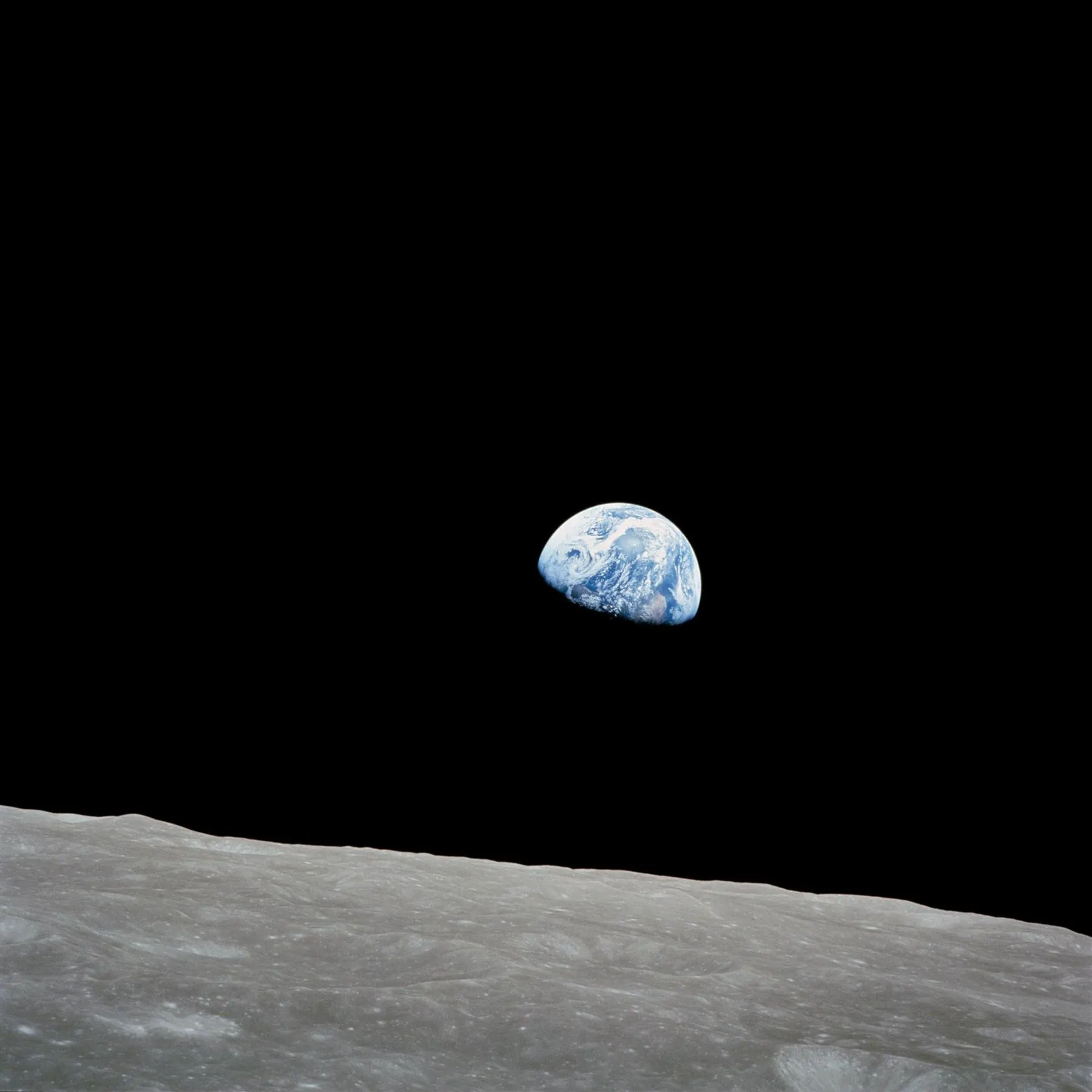 Jorden som stiger over månehorisonten, fotografert fra Apollo 8
