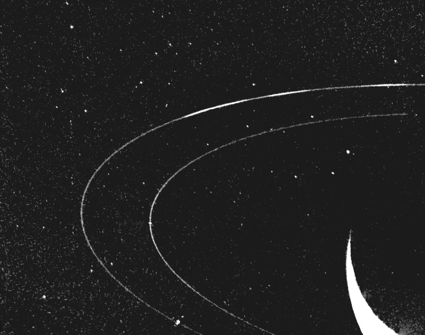 Neptuns svake ringsystem bakbelyst av solen, fotografert av Voyager 2