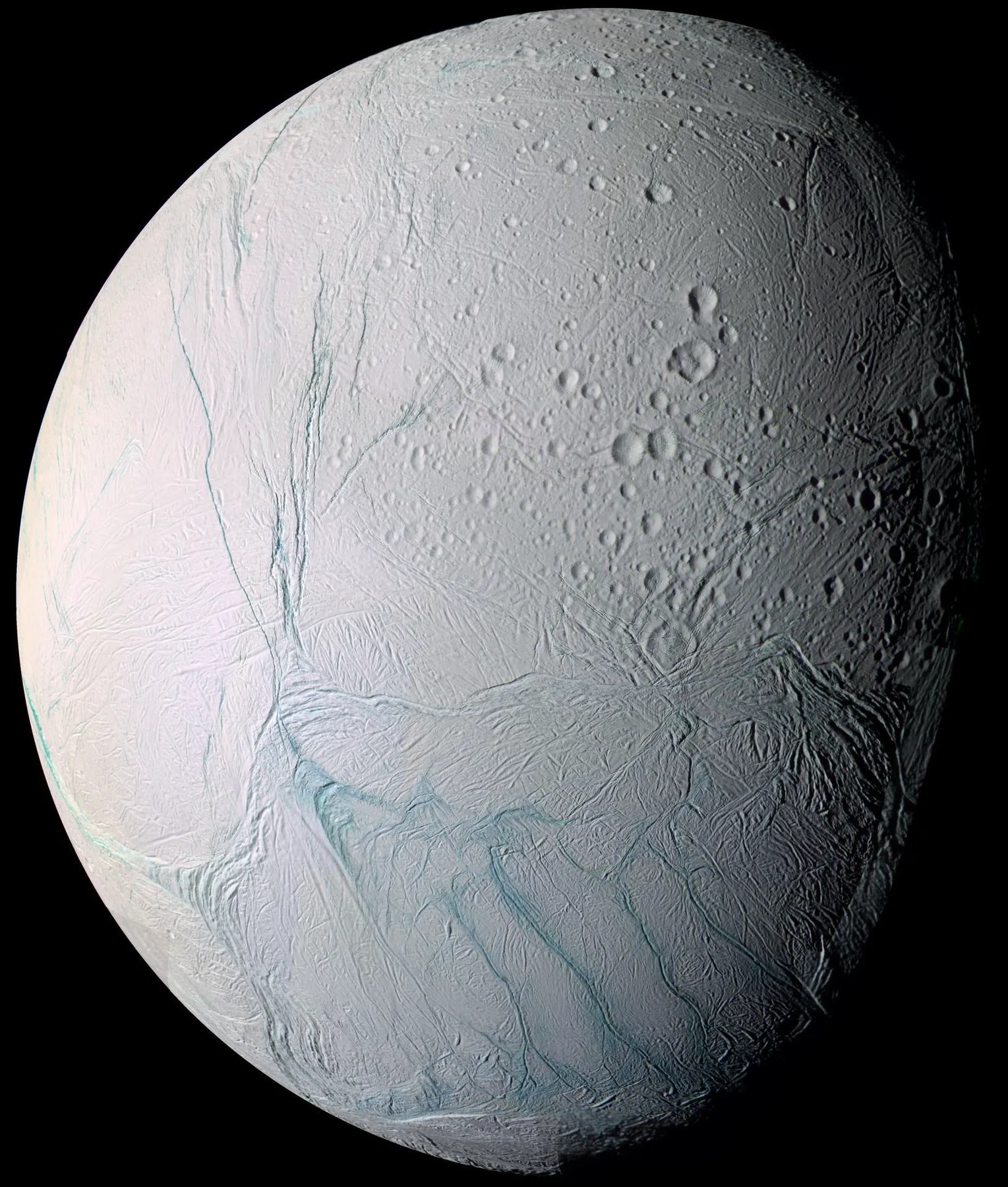 Enceladus, med gassøylen opplyst bakfra