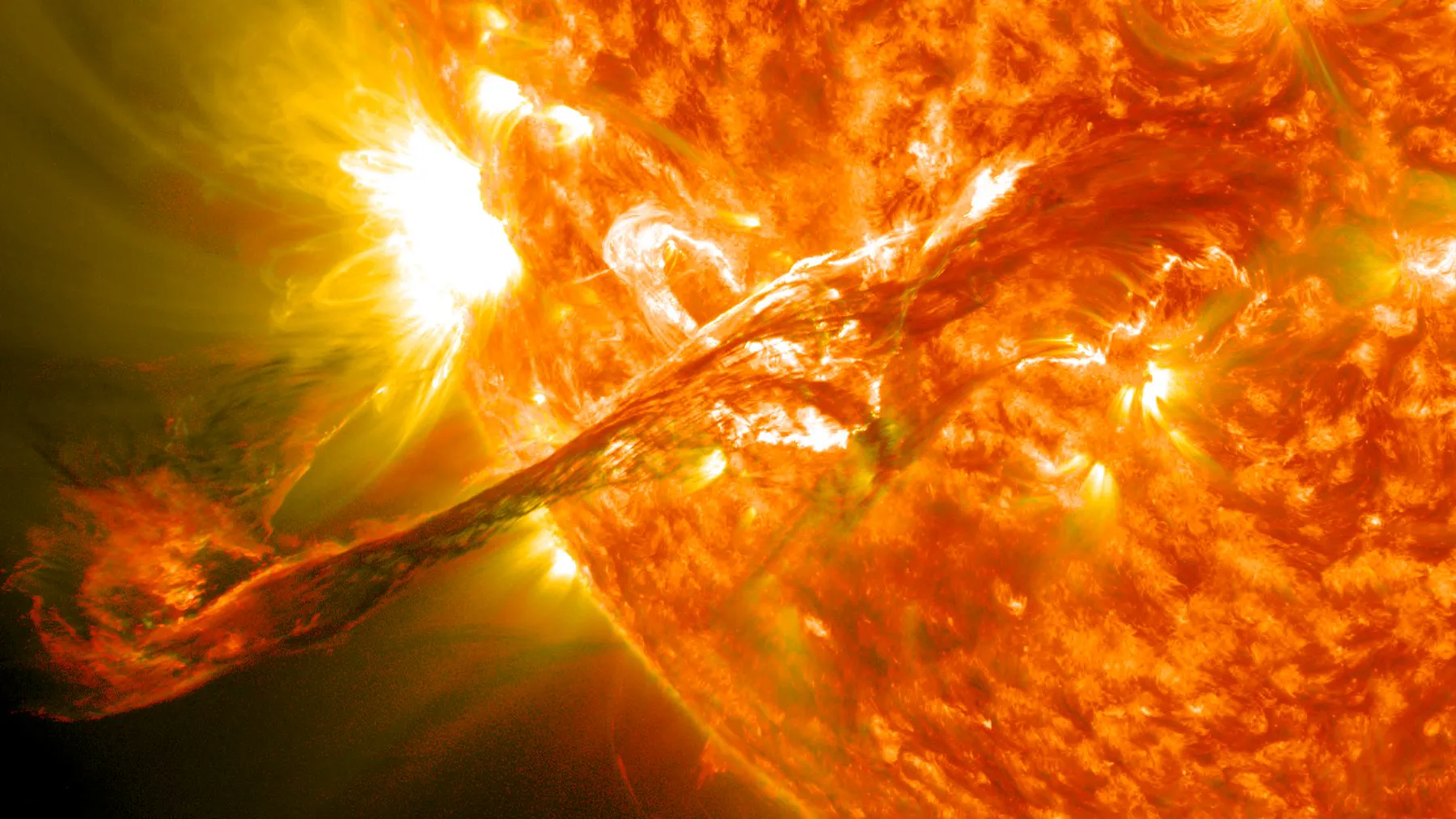 Et filament av solmaterie som bryter ut fra solen, fotografert av Solar Dynamics Observatory