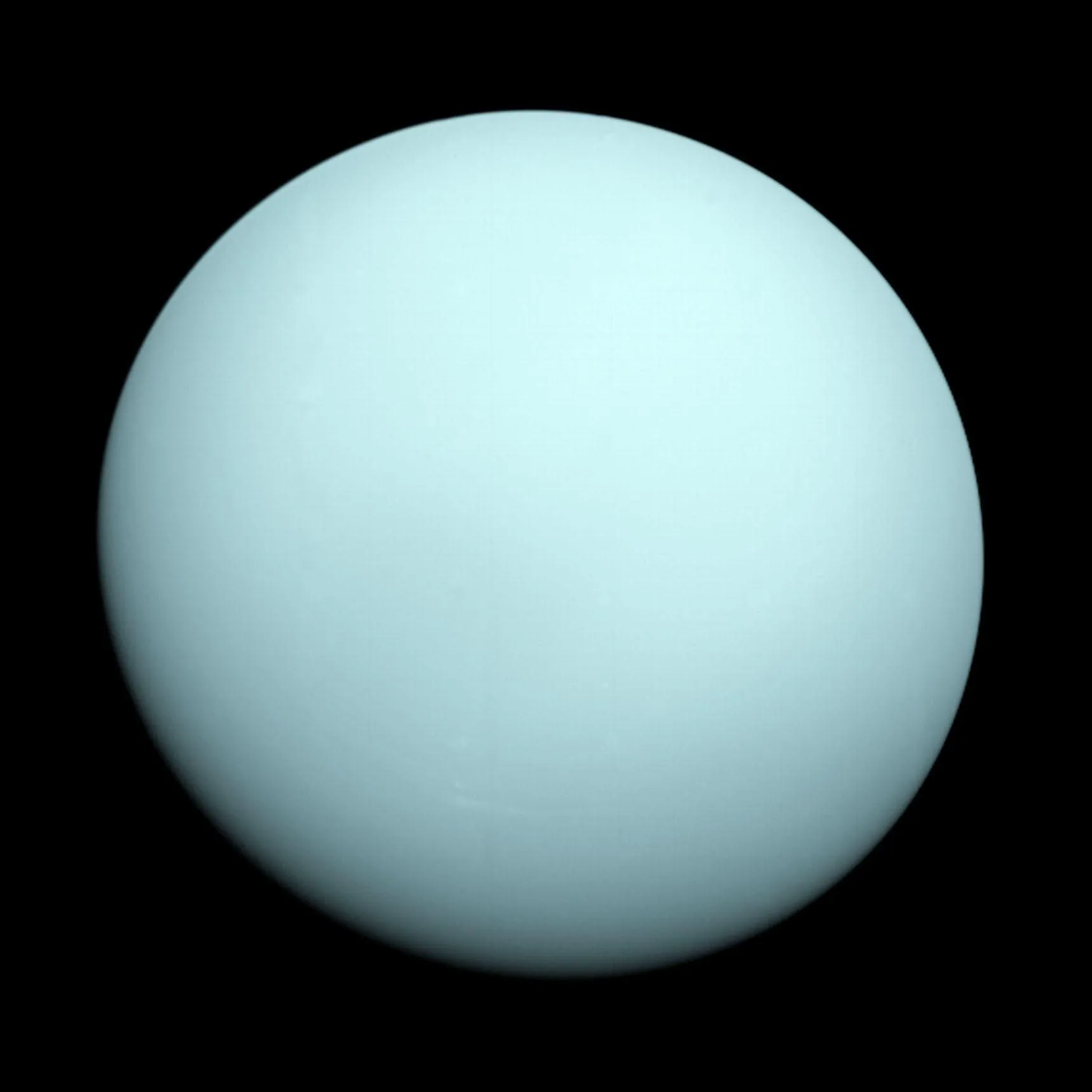 Uranus, en trekkløs blek cyanfarget skive fotografert av Voyager 2