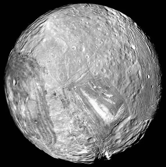 Miranda, en liten måne rundt Uranus med en kaotisk lappeteppeoverflate