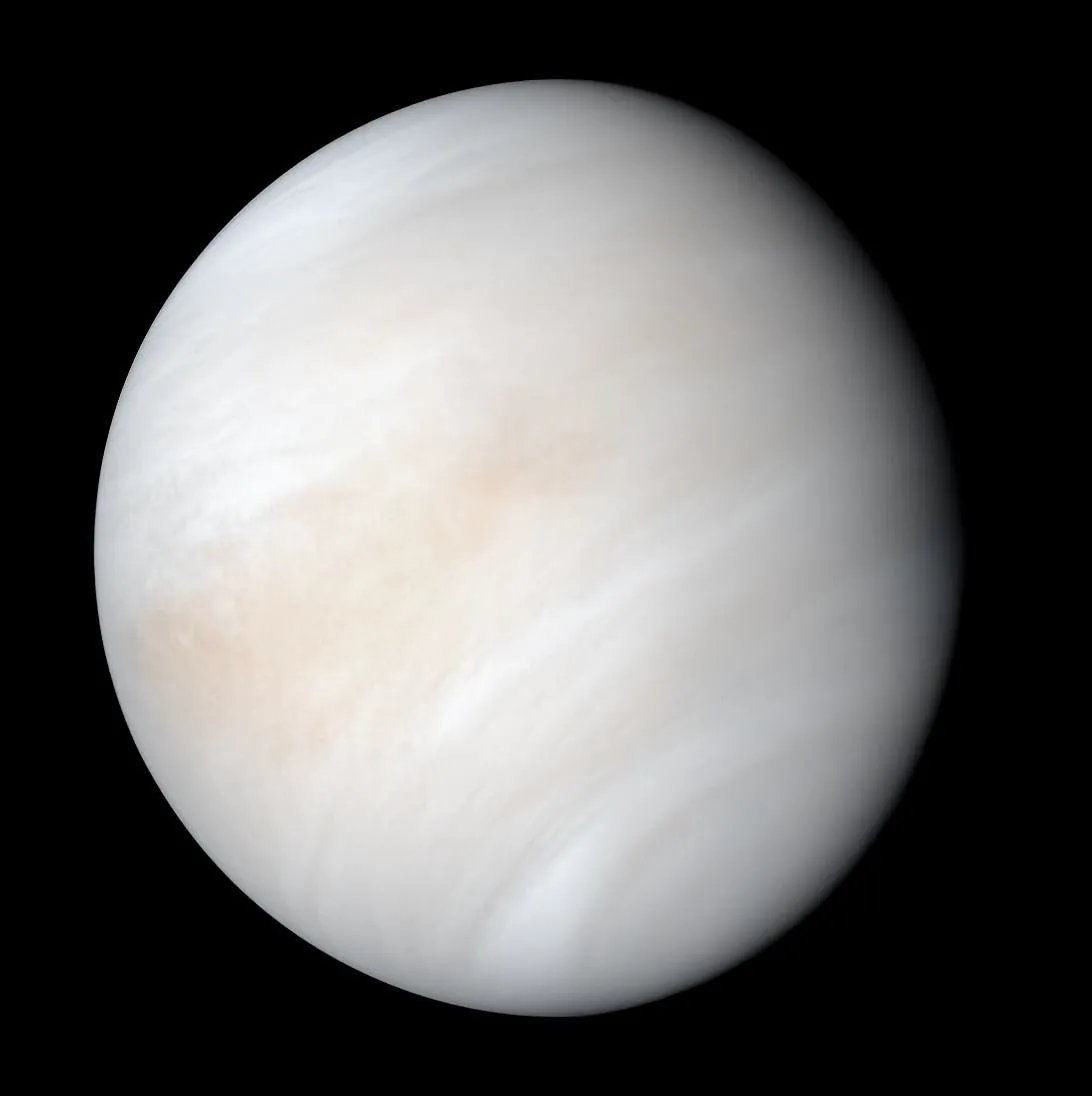 Venus fotografert av Mariner 10 i ultrafiolett, med skybåndene synlige
